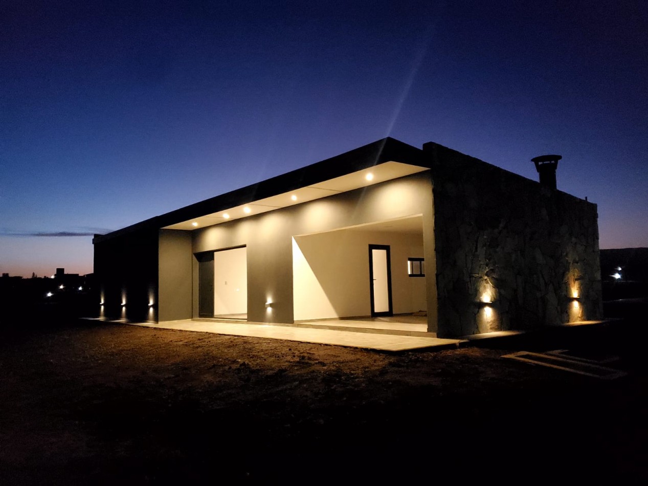 PUERTO DEL AGUILA en la costa del Dique Los Molinos casa a estrenar de 3 dotmitorios, gran vista
