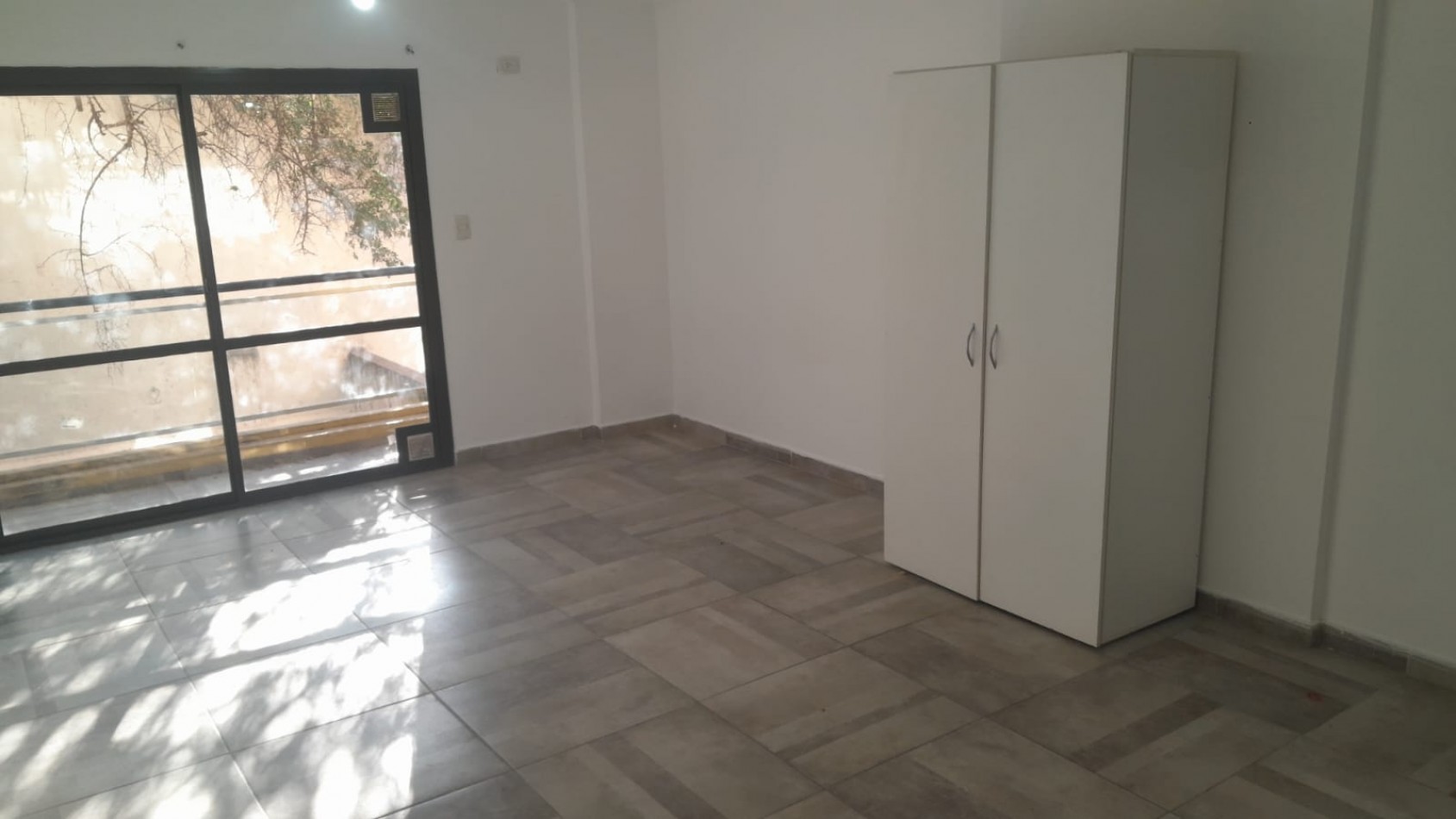 ALBERDI MONOAMBIENTE MUY AMPLIO DE 40MTS.2 EN CASEROS AL 1100