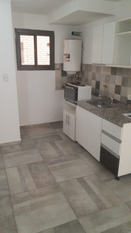 ALBERDI MONOAMBIENTE MUY AMPLIO DE 40MTS.2 EN CASEROS AL 1100