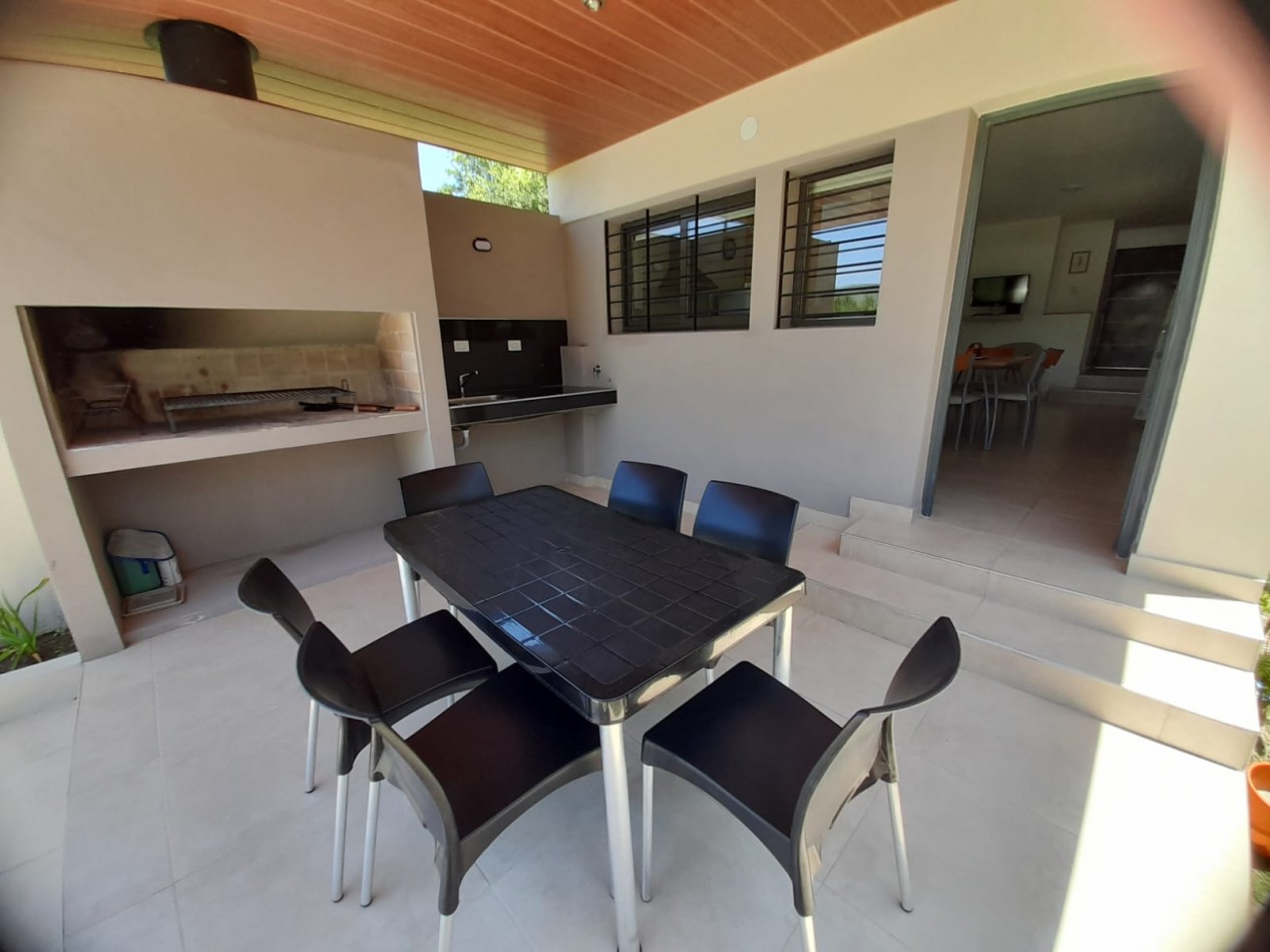CARLOS PAZ - B° LA QUINTA - CASA 3 DORMITORIOS 2 BAÑOS COCHERA DOBLE PILETA MAS LOTE PARA OTRA CASA