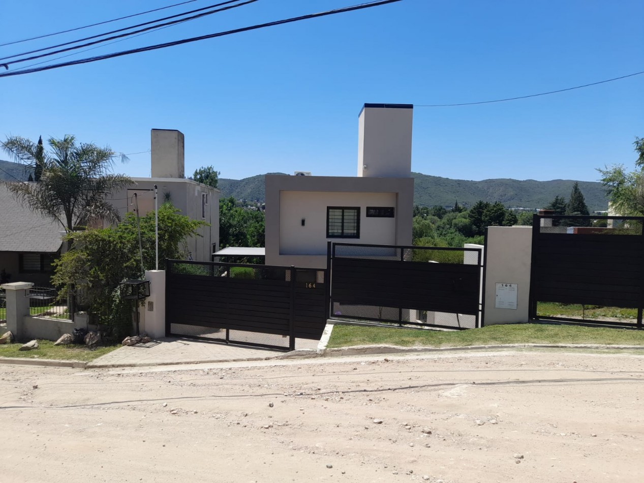 CARLOS PAZ - B° LA QUINTA - CASA 3 DORMITORIOS 2 BAÑOS COCHERA DOBLE PILETA MAS LOTE PARA OTRA CASA